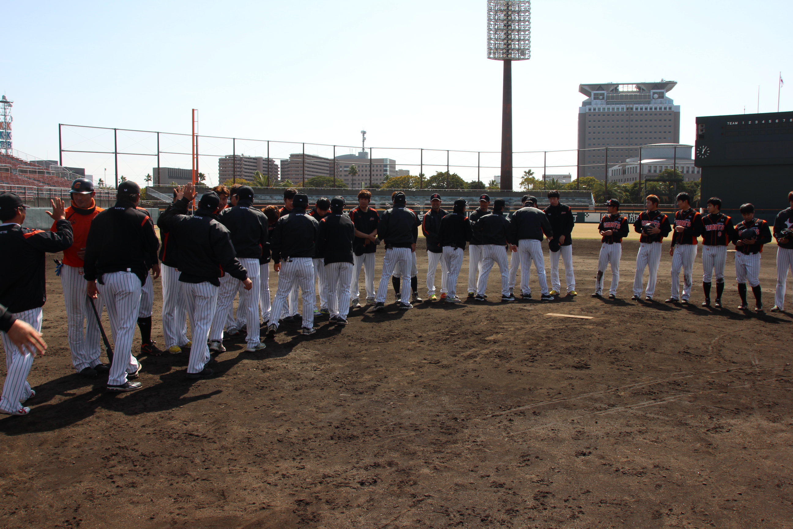 전훈 마무리 인사하는 선수들